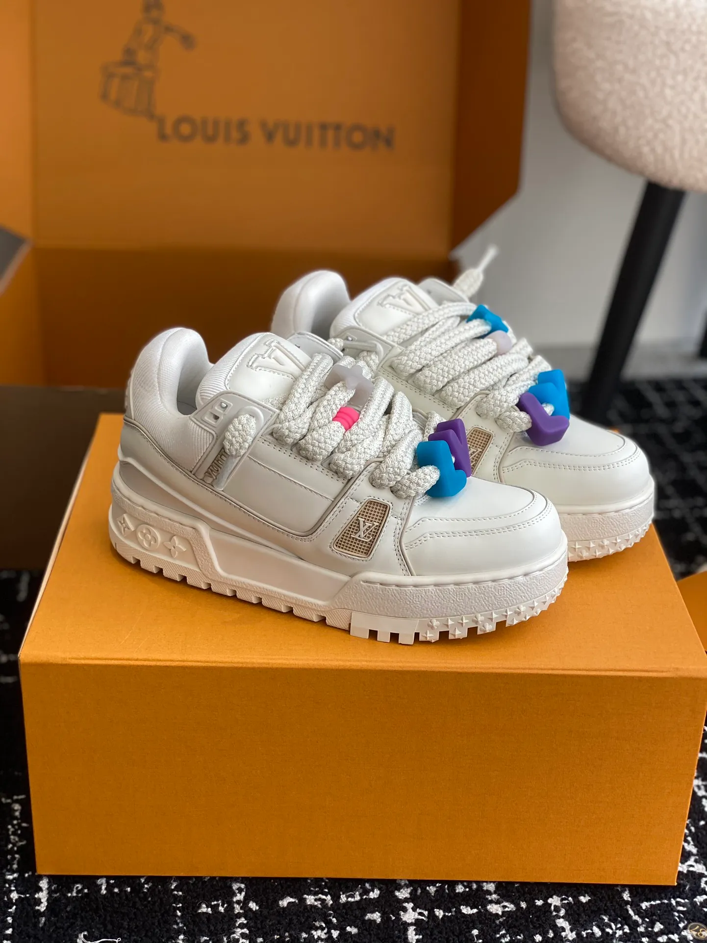 👟👟Ex-factory price 840👟👟 The latest upgraded version of lvtrainer Little Fatty 2023 is the same as the original version. Exclusive mold opening. Market ceiling level. Welcome to compare. At the Louis Vitton 2023 show, the new Trainer was unveiled. The new shoe style did not change much in the upper design, but the shoe shape became wider. Thicker and larger tongues replace the original visual effect. Since the launch of Lanvin bread shoes, this fat shoe style has become more and more popular!  Select imported calfskin/denim splicing/Yangjing material, exclusive molded outsole fasteners, decorative accessories can be removed at will!  Size: #35-45 (⚠️40 for women, 45 for men, customization is non-refundable)